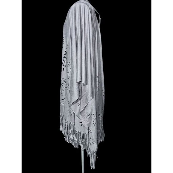 GOOD CONDITION WOMEN Chicos Bone colored shawl with intricate cut out designs an - Picture 7 of 13